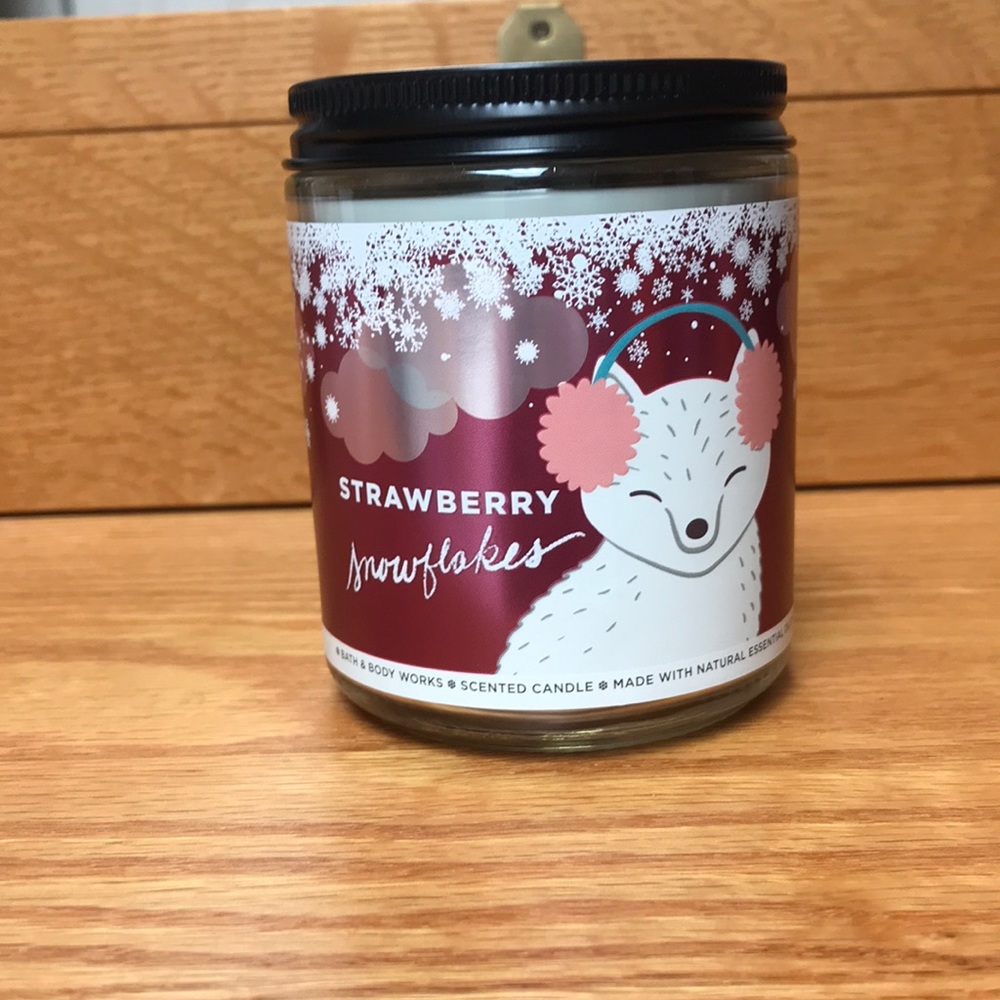 NWT Bath & Body Works Single Wick candle in Strawberry 🍓 Snowflakes ❄️